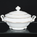 PORCELANA, uma (1) terrina com tampa, tonalidade branca, arremates a ouro, marca REAL (Mauá, SP, 1943 a 1994), medindo 24 cm diâmetro mais as alças, vide foto.