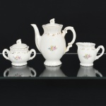 PORCELANA, parte de conjunto para café com três (3) itens: 1 bule (alça quebrada e colada); 1 cremeira e 1 açucareiro, tonalidade branca, arremates a ouro já com sinais de desgastes, sem marca de manufatura aparente, medindo a maior peça 17 cm altura, sinais de uso, vide foto.