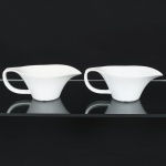 PORCELANA, par (2) molheiras na tonalidade branca, sem marca de manufatura aparente, medindo 21,5 cm comprimento, vide foto.