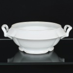 PORCELANA, uma (1) terrina sem a tampa, tonalidade branca, modelada em gomos, marca de manufatura apagada, medindo 24 cm diâmetro mais as alças, vide foto.