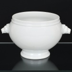 PORCELANA, uma (1) terrina sem tampa, tonalidade branca, alças com carrancas leoninas, marca S BRASIL usada nas décadas de 70/80 pela manufatura SCHMIDT (Pomerode, SC; Mauá, SP; Campo Largo, PR, fundada em 1945, ainda em atividade, maior fábrica de porcelana da América Latina), trinca na parte interna da base, medindo 15 cm altura e 19,5 cm diâmetro, vide foto.