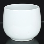 PORCELANA, um (1) recipiente faltando a alça, tonalidade branca, sem marca de manufatura aparente, medindo 13 cm altura, vide foto.