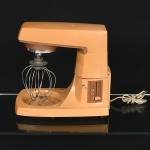 EQUIPAMENTO DE COZINHA, uma (1) batedeira da marca ARNO, cinco velocidades, 110 volts, tonalidade caramelo, usada, não testada e sem garantia, vide foto.