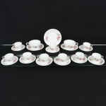 PORCELANA, onze (11) xícaras para café, ornadas com rosas em policromia, arremates com frisos a ouro, marca SCHMIDT (Pomerode, SC; Mauá, SP; Campo Largo, PR, fundada em 1945, ainda em atividade, maior fábrica de porcelana da América Latina), sinais de uso, vide foto.