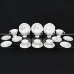 PORCELANA, oito (8) xícaras com ornamentação policromada representando rosas, arremates com frisos prateados, marca SCHMIDT (Pomerode, SC; Mauá, SP; Campo Largo, PR, fundada em 1945, ainda em atividade, maior fábrica de porcelana da América Latina), sendo: 3 xícaras para café com onze pires e 5 xícaras para chá com três pires, sinais de uso, vide foto.