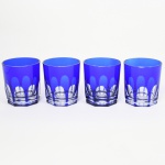 Quatro (04) Copos em cristal francês para whisky double azul, base oitavada, lapidação a mão padrão dedão, aresta vertical. Med. 9 x 7,5 cm.