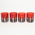 Quatro (04) Copos em cristal francês para whisky double vermelho e preto, base oitavada, lapidação a mão padrão dedão, aresta vertical. Med. 9 x 7,5 cm.