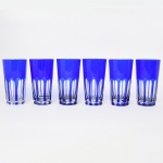 Seis (06) Copos em cristal francês para long drink double azul, base oitavada, lapidação a mão padrão dedão, aresta vertical. Med. 14 x 7,5 cm.