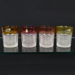 CRISTAL - quatro(4) copos para whisky em cristal alemão, ainda contendo etiqueta, sem uso com a parte de baixo em cristal bico de jaca. Com tonalidade diversas. MEd. 9,5 x 8cm.