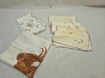 Lote de 8 guardanapos em modelos e tecidos diversos. Medindo um deles 40cm x 40cm. Com marcas de guardado.