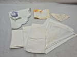 Lote de 10 caminhos de mesa, guardanapos em modelos e tecidos diversos. Medindo um deles 30cm x 30cm. Com marcas de guardado.