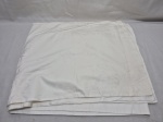 Protetor de edredom de casal. Medindo 200cm x 150cm. Com marcas de guardado.