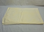 Linda toalha de mesa retangular amarela adamascado. Medindo 220cm x 130cm. Com marcas de guardado.