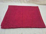 Linda toalha de mesa retangular vermelha com detalhes de flores. Medindo 200cm x 150cm. Com marcas de guardado.