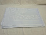 Linda toalha de mesa retangular adamascada em tom azul. Medindo 210cm x 120cm. Com marcas de guardado.