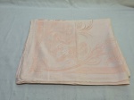 Linda toalha de mesa retangular adamascada. Medindo 150cm x 120cm. Com marcas de guardado.