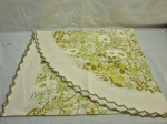 Linda toalha de mesa oval em algodão. Medindo 210cm x 120cm. Com marcas de guardado.