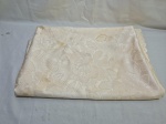 Linda toalha oval em tecido padrão seda. Medindo 210cm x 160cm. Com marcas de guardado.