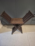 Lindo banco dobrável estilo tesoura, frequentemente referido como banco bandeirante ou savonarola, feito de madeira ripada e conhecido por sua estrutura articulada. Medindo o assento 34cm x 25cm x 60cm de altura.