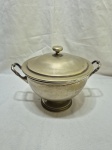 Linda sopeira redonda com 2 alças e tampa em metal prateado. Medindo 22cm x 15cm de altura. Com desgaste.