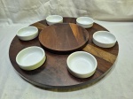 Bandeja giratória em madeira com 6 cumbucas em porcelana branca. Medindo 50cm de diâmetro.