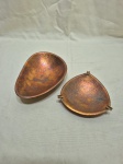 Lote de petisqueira e cinzeiro em cobre martelado. Medindo o maior 19cm x 13,5cm.