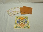 Lote de 5 antigos azulejos decorativos. Medindo 15,5cm x 15,5cm.