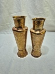 Lote de 2 vasos floreiras em metal dourado cinzelado. Medindo 22,5cm de altura.
