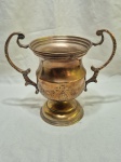 Lindo vaso floreira em metal dourado com 2 alças e bojo cinzelado. Medindo 17cm de boca x 26cm de altura total. Com leve desgaste.
