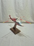 Miniatura de Helicoptero Senior Táxi Aéreo em resina com base em madeira. Medindo 36cm de comprimento x 21cm de altura. Uma hélice precisa de reparos.