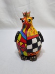 Linda escultura em cabaça na forma de galinha, assinado "BAPI", com um trabalho rico de pintura feita à mão. Medindo 9cm x 15.5cm de altura.