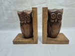 Par de serre livres, aparadores de livros em madeira na forma de coruja. Medindo 13,5cm x 9cm x 18cm de altura.