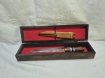 Lindo facão da marca DuRio Knives, pega em madeira com acabamento em resina, lâmina em aço inox, bainha de couro, no estojo original. Medindo a faca 37cm de comprimento total, lâmina 25cm x 4cm de largura, estojo 47cm x 11,5cm x 8cm de altura.