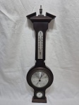 Estação meteorológica alemã da marca Reimus, moldura em madeira. Sendo um termômetro, barômetro e higrômetro. Medindo 10,5cm mostruario x 52cm de comprimento total.