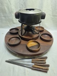 Conjunto de servir fondue com bandeja giratória e cumbucas da Tropic-art, panela, rechaud e fogareiro em metal. Medindo a bandeja 47cm diâmetro. Alça da panela no estado.