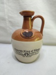 Garrafa vazia em porcelana do Whisky Munro's King of Kings. Medindo 19,5cm de altura.