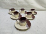 Jogo de 6 xícaras de café em cerâmica vitrificada. Medindo a xícara 5,5cm x 5cm de altura. Leve bicado em uma xícara.