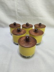Jogo de 6 potes para tempero em porcelana Germer amarela, tampa de madeira. Medindo 8cm x 7,5cm de altura.