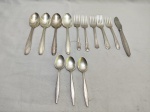 Lote de 13 talheres em prata 90, marcas e modelos diversos. Composto de 4 colheres de sobremesa, 5 garfos de peixe, 1 faca de sobremesa e 3 colheres de chá.