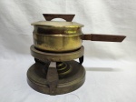 Panela de fondue com rechaud e fogareiro em metal dourado com alças de madeira. Medindo a panela 16cm x 8,5cm de altura.