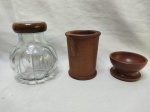 Lote de potiche em vidro, porta trecos e bowl em madeira. Medindo o potiche 12,5cm de bojo x 16cm de altura.