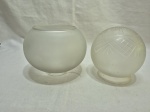 Lote de 2 cúlupas bola em vidro fosco, sendo uma aberta e uma lapidada. Medindo a maior 5,5cm de boca x 14,5cm de bojo x 11,5cm de altura.