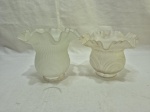 Lote de 2 cúpulas em vidro fosco moldado com babados. Medindo a maior 5,5cm de boca x 15cm de bojo x 13cm de altura.