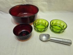 Lote de bowl, 3 cumbucas em vidro ecolher de sorvete em alumínio. Medindo o bowl 22,5cm x 10cm de altura.
