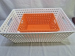 Lote de 2 cestas em plástico duro. Medindo a maior 59cm x 39m x 22cm de altura.