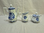 Jogo de servir chá, café com 3 peças em porcelana Germer Polovi azul e branca. Medindo o bule 16cm de altura.