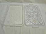 Lote de 2 bandejas retangulares em acrílico incolor trabalhado. Medindo a maior 44,5cm x 26cm.