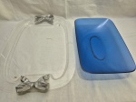 Lote de fruteira e bandeja retangular em acrílico, alças da bandeja em metal. Medindo a maior 53cm x 39cm.