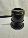 Panela para fondue com rechaud em metal esmaltado. Medindo o conjunto 24cm de altura.