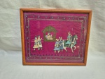 Pintura Mughal pintada à mão em seda, arte refinada iniana, retratando senhor sentado em palanquim, acompanhado por um guarda à cavalo, moldura em madeira com suporte em vidro. Medindo 35cm x 29cm.